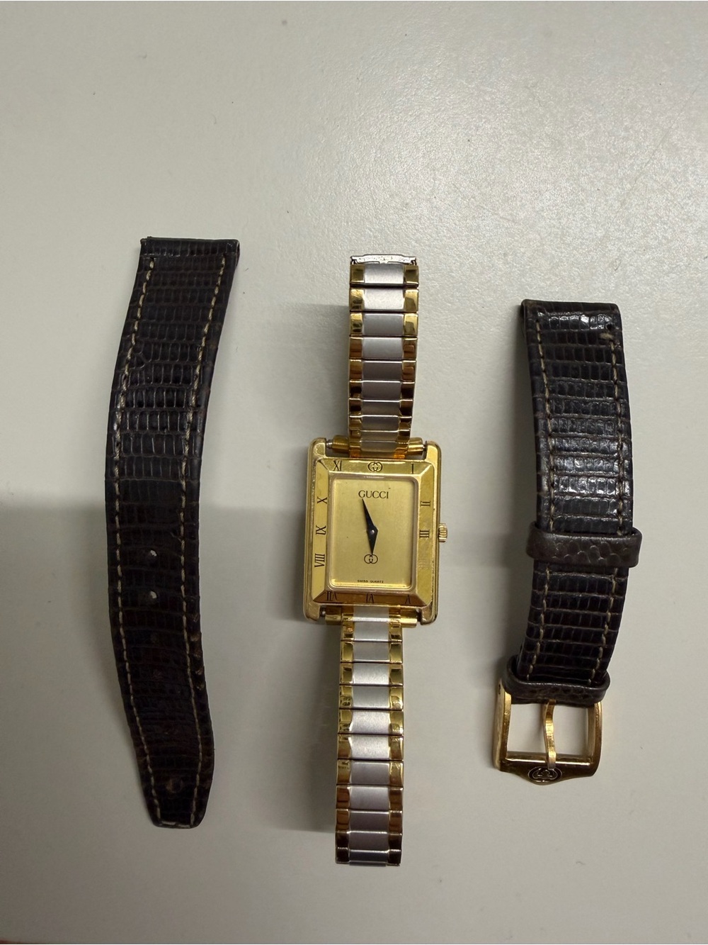 Gucci womenโs watch with original leather strap
